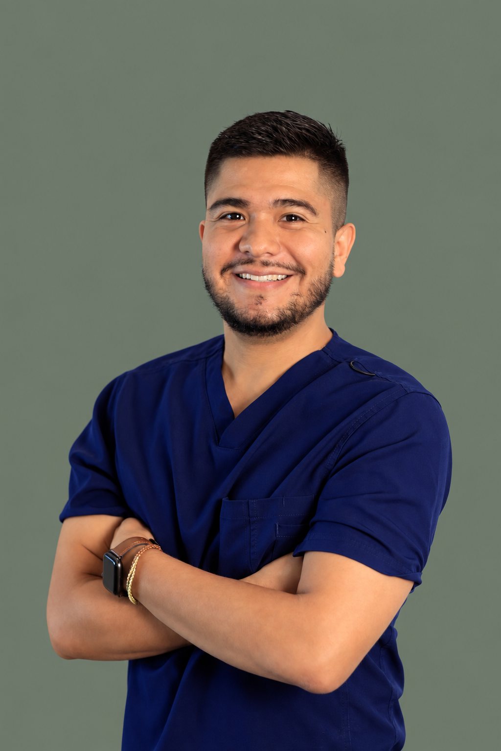 El doctor Cedric Meza, de brazos cruzados, en pijama quirúrgica